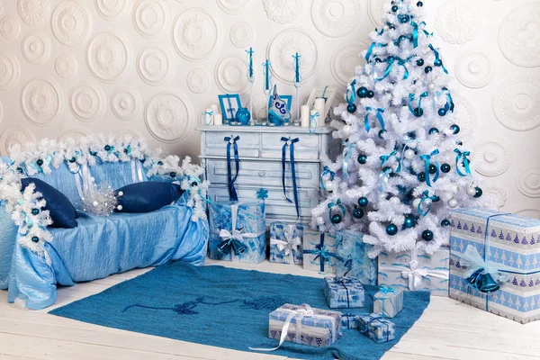 Decorazione d'interni festiva per Natale in bianco e blu — Foto Stock