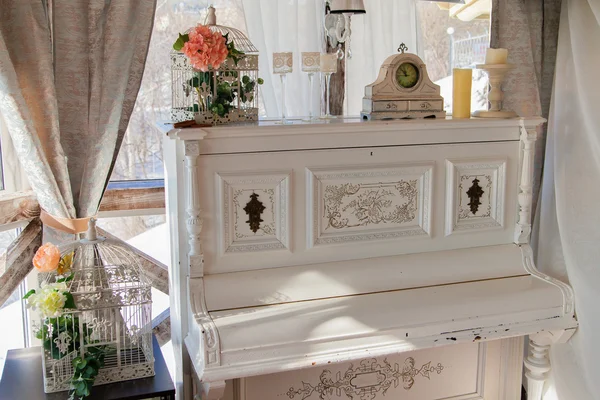 Роскошное старомодное пианино в винтажном стиле — стоковое фото