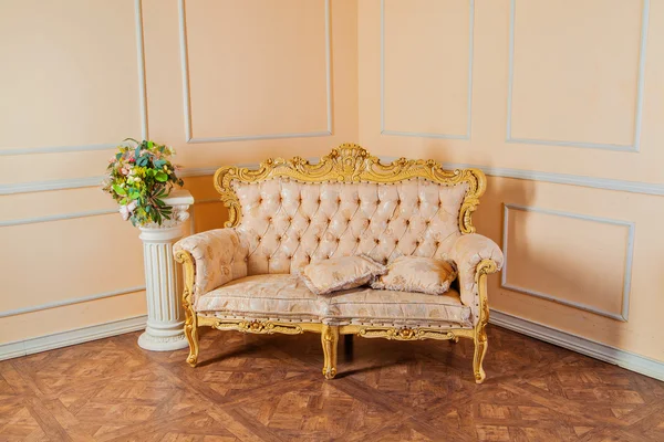 Роскошный винтажный интерьер с креслом в аристократическом хлеву — стоковое фото