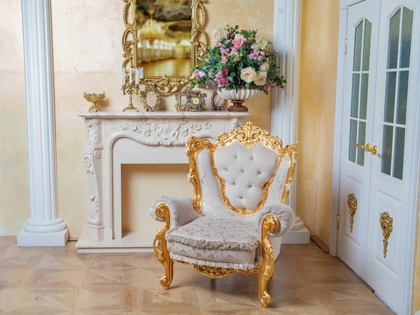 Aristokratiska lägenhet inredning i klassisk stil — Stockfoto
