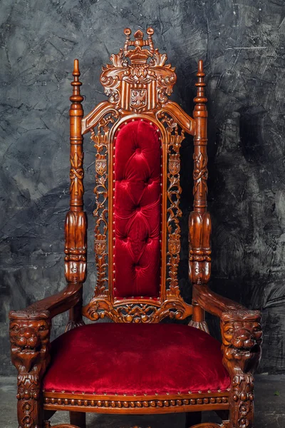 Роскошное антикварное кресло с готическим орнаментом — стоковое фото