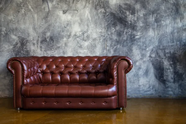 Canapé marron en cuir dans l'intérieur du loft urbain — Photo