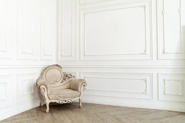 Аристократическое кресло в классическом интерьере — стоковое фото