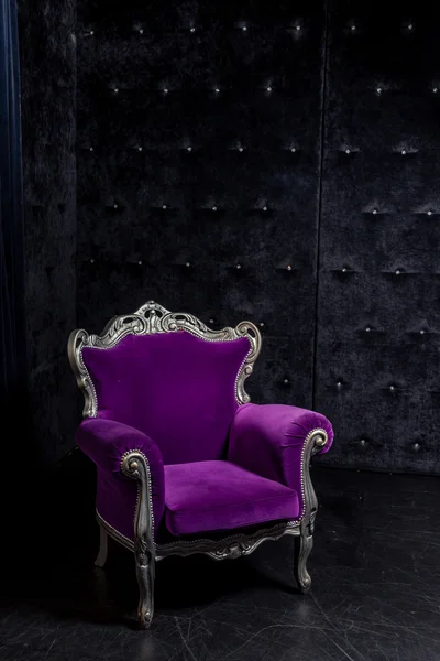 Аристократическое кресло в классическом интерьере — стоковое фото