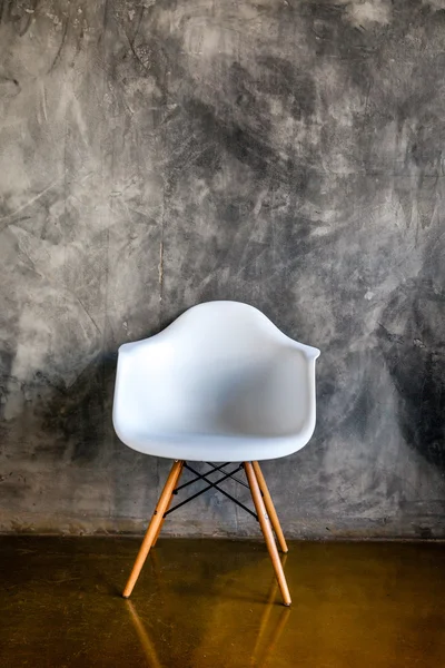 Dunkler Raum mit Sessel im modernen Stil lizenzfreie Stockfotos