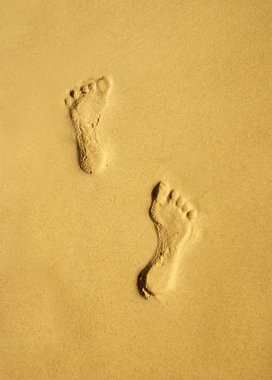 kum üzerinde insan ayak izleri bir çift