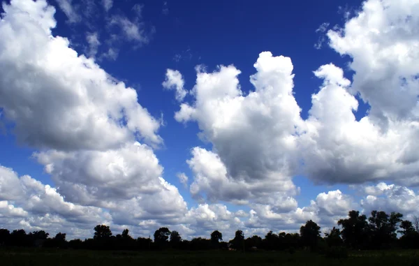 Paisaje, cielo azul con nubes blancas — Foto de Stock