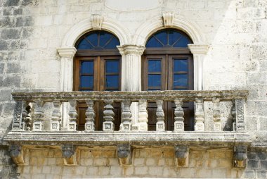 Eski balkon windows evin duvarında