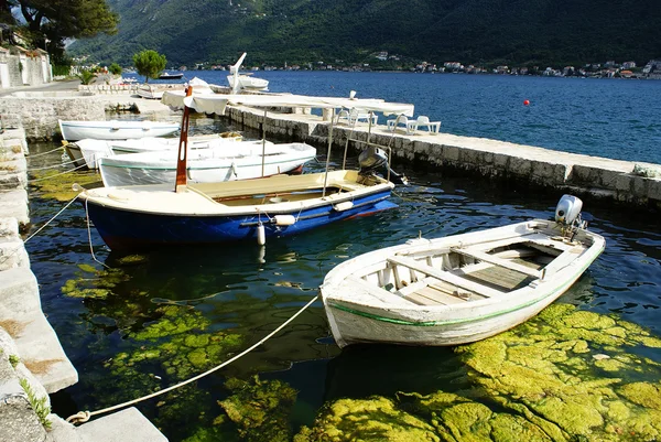 Paisaje de Montenegro, Perast, barcos blancos —  Fotos de Stock