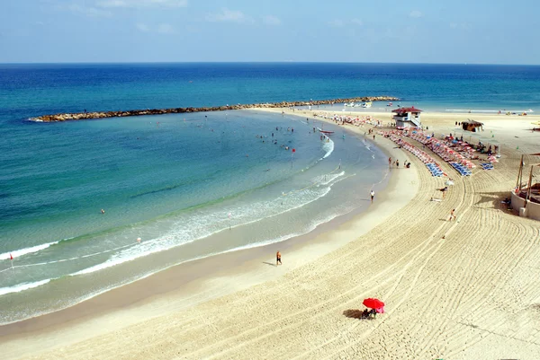 Mooi strand met blauw water en wit zand — Stockfoto