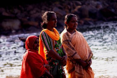 Kogala, Sri Lanka-Aralık 23, 2013: yerel kadın ayakta t