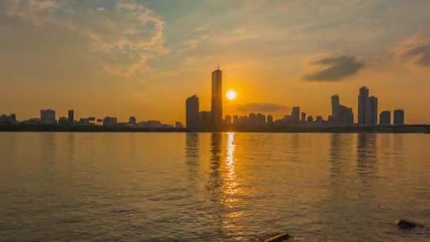 時間経過4K 日没と63ビル 韓国ソウル市の漢江のベストビュー ズームアウト — ストック動画