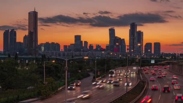 Verkehr Bei Sonnenuntergang Ufer Des Han Flusses Und Wolkenkratzer Geschäfts — Stockvideo