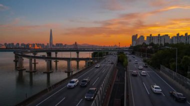 Güney Kore 'de gün batımında Gwangnaru Köprüsü nehir kıyısında trafik