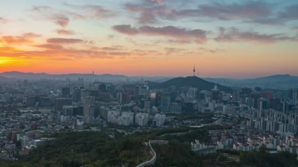 经过了4千个早晨的城市景观和首都以及南山首尔塔的观点 南山首尔塔在韩国很受欢迎的旅游景点 从首尔市英旺山看风景 — 图库视频影像