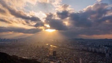 Güney Kore 'nin en iyi manzarası Yongma dağından Seul şehir manzarasının batışı..