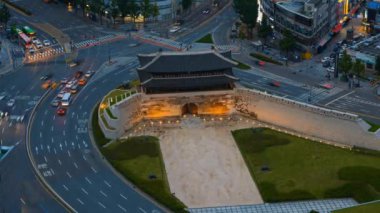Zaman aşımı 4K. Güney Kore 'nin Seul şehrindeki Namdaemun kapısındaki trafik manzarası.