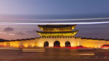Güney Kore Alacakaranlık Günbatımında Gyeongbokgung Sarayı tabelasında Gyeongbokgung yazıyor.