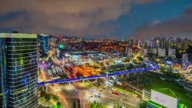 Zaman aşımı 4K. Seul Metro trafiği ve Seul City Skyline 'ı gösteriyor ki Seul, Güney Kore' de finans bölgesinde bir gece kulesi var.