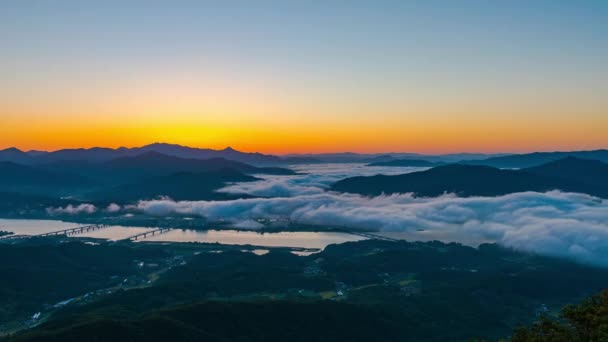 Time Lapse Hermosa Naturaleza Verde Niebla Fluye Alrededor Las Montañas — Vídeo de stock