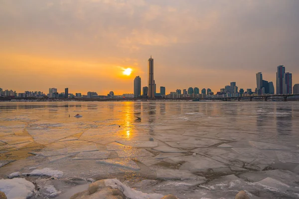 Han Nehri 'nin buzu, kışın gün batımında şehir manzarası, Güney Kore' de Seul..