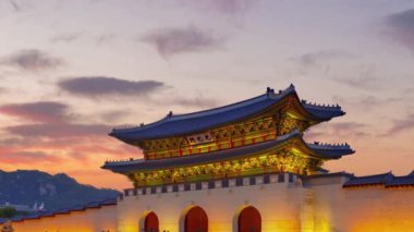 Güzel renkli alacakaranlık. Güney Kore 'deki Gyeongbokgung Sarayı' nın önünde.