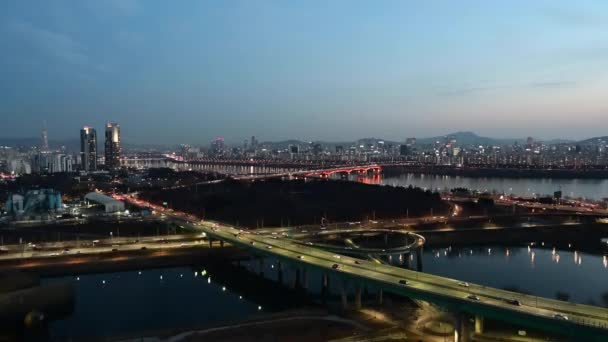 ソウル市内の冬の雲峰山から漢江を渡る橋の上の交通の様子 — ストック動画