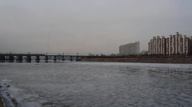 Nehir buzla kaplı. Yüzeyde buz. Kış. - Soğuk. Han Nehri Seul 'de Doğa Güney Kore