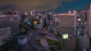  Namdaemun Kapısı ve trafik ışıkları Güney Kore 'de güzel bir hava görüntüsü (zaman aşımı 4k)