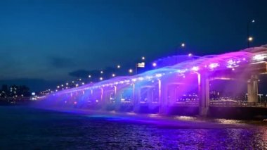 Güney Kore, Seul 'deki Banpo Köprüsü' nde akşam saatlerinde gökkuşağı gösterisi.