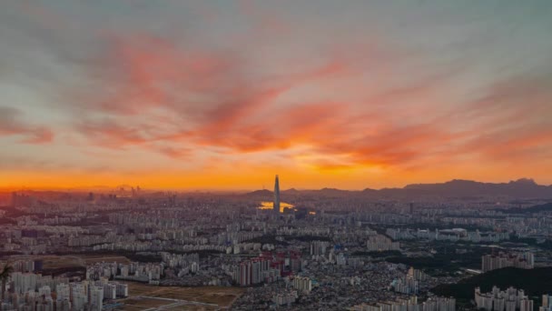 空の雲とオレンジの色調でソウル市の日没の経過 — ストック動画