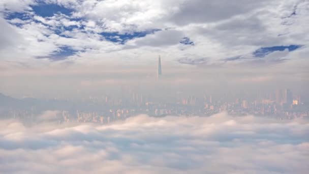 시즌에 과높은 마천루 안개와 구름으로 뒤덮여 가운데 도시의 지향적 스카이라인을 — 비디오