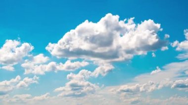 Beyaz bulutlar, güzel mavi gökyüzü pofuduk beyaz bulutlar. Kümülüs bulutlarının zaman aşımı Yazın mavi gökyüzü