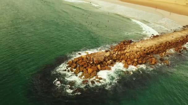 Вид с воздуха на скалистый пирс, каменный пирс или волнорез. Берег Атлантического океана Лицензионные Стоковые Видеоролики