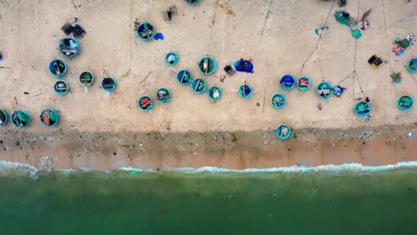 Färgglada vietnamesiska cirkel korg fiskebåtar på stranden. Thung chai och Muine — Stockvideo