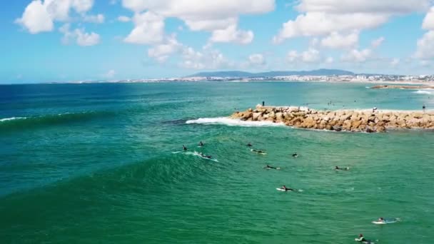 葡萄牙Costa Da Caparica，无法辨认的冲浪者在长板上捕捉到海浪的空中镜头 — 图库视频影像