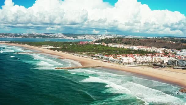 Las imágenes aéreas de Costa da Caparica costa de gloriosas playas de arena, poderosas olas del Atlántico. Portugal — Vídeo de stock