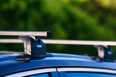 Steyşın vagonda ya da arazi aracında Thule kilitlenebilir çatı rafı, 27.10.2020, Almanya, Berlin. Yüksek kalite fotoğraf