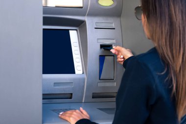 ATM kullanan bir kadın. Kredi kartından ya da bankadaki banka kartından nakit para çekmek. Yüksek kalite fotoğraf