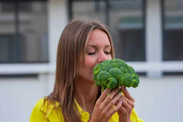 Vegan woman loves. Healthy plant based clean detox eating concept. Vegetarian, vegan, raw concept — Foto de Stock