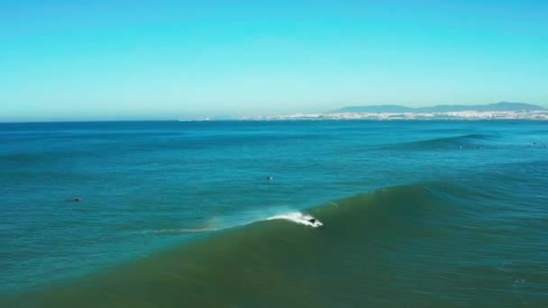 Luchtbeelden van onherkenbare surfers die oceaangolven vangen aan boord. — Stockvideo
