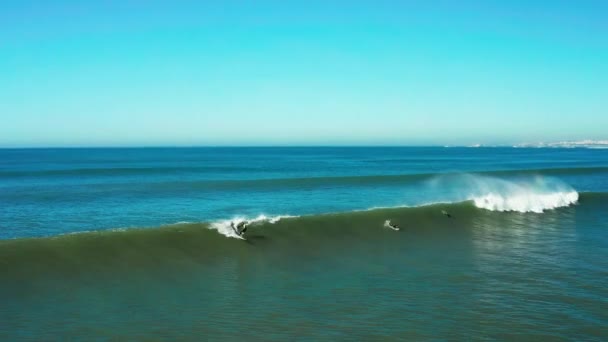 Запись с воздуха, где неизвестный сёрфер ловит океанскую волну на длинном борту Стоковый Видеоролик