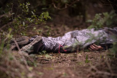 Ormanda ölü bulunan bir adam cesedi. Ormanda bir ceset var. Ormanda cinayet.