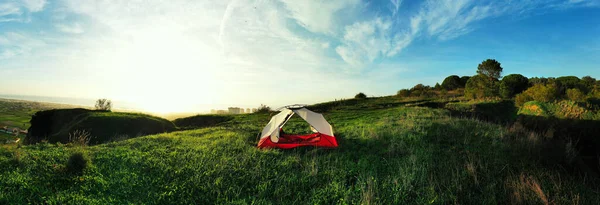 Vista aerea panoramica della tenda sulla montagna al tramonto. Campeggio, zaino in spalla, viaggio, avventura e relax concetto — Foto Stock
