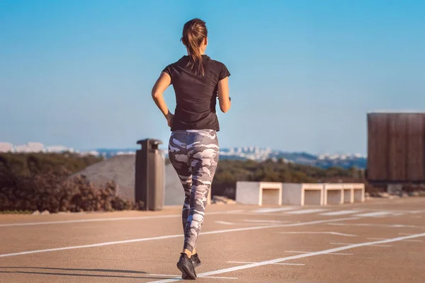 Jovem atleta corredor fitness mulher correndo na estrada. Fitness e conceito de bem-estar de treino — Fotografia de Stock