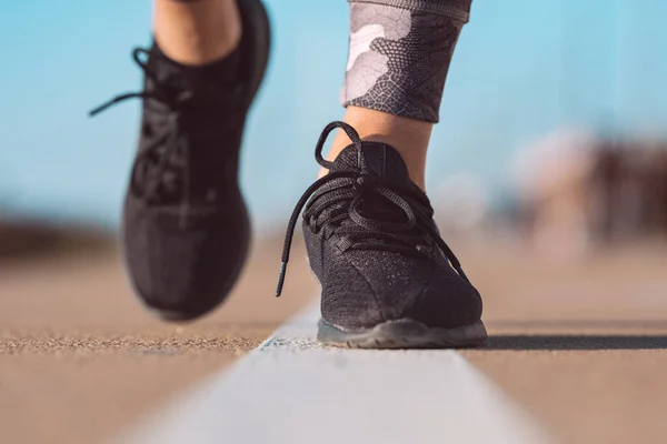 Kaki Runner berjalan di jalan closeup pada sepatu hitam. Fitness, latihan, konsep kebugaran. — Stok Foto