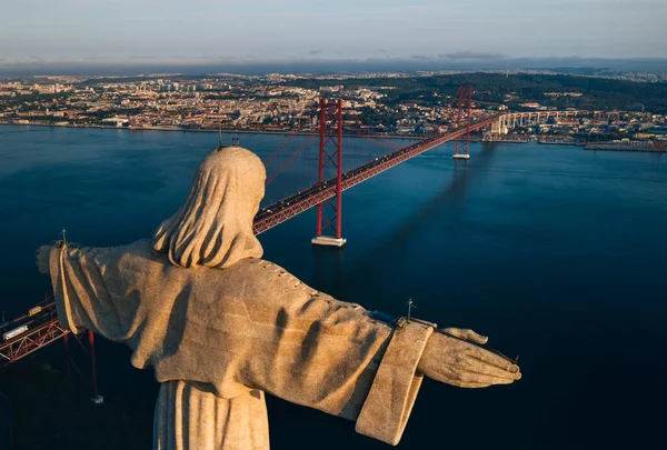 Vista aérea del Santuario de Cristo Rey, Santuario de Cristo Rei. Foto del dron al amanecer. Turismo en Portugal, Lisboa — Foto de Stock