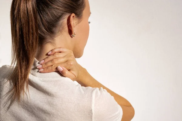Κοντινό πλάνο της γυναίκας που υποφέρει από πόνο στον αυχένα ή στον ώμο. Γυναικείο μασάζ στο λαιμό της. Υγεία και ιατρική έννοια — Φωτογραφία Αρχείου