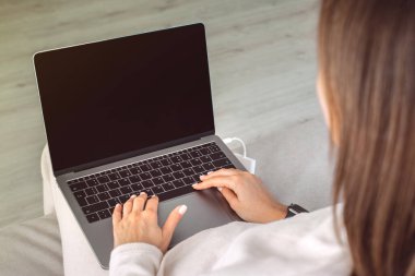 Evde çalışan bir kadının siyah ekranlı dizüstü bilgisayarını kapat. Online eğitim. Kopya alanı olan dizüstü bilgisayar ekranı. Dizüstü bilgisayarda yazı yazan kadın elleri