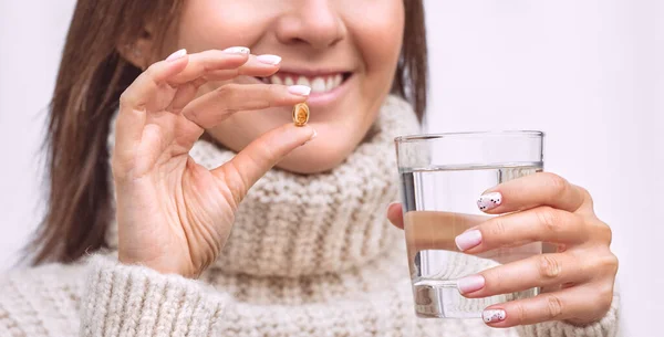 Wanita bahagia dengan kapsul minyak ikan atau suplemen vitamin D. Mengambil Omega 3 atau D3 — Stok Foto